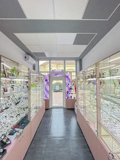 Interior magazin Bijuteria Iris — vitrine cu bijuterii și accesorii